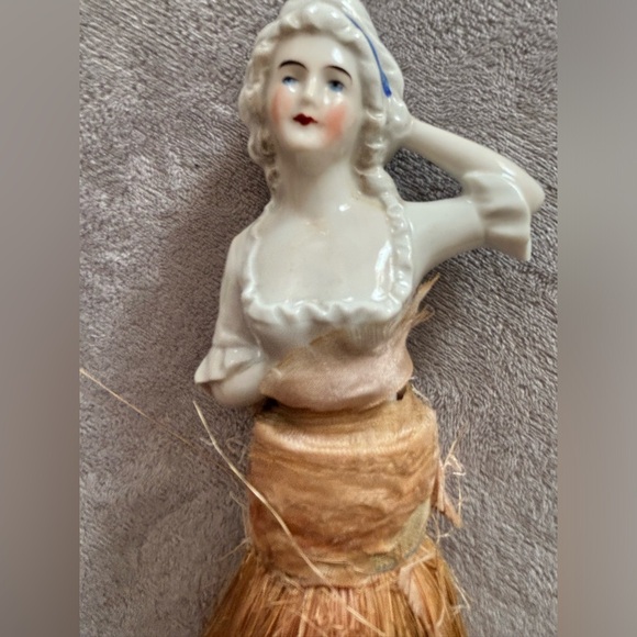 Vintage Victorian Porcelain Half Doll Vanity /Crumb Whisk Brush - Picture 3 of 8